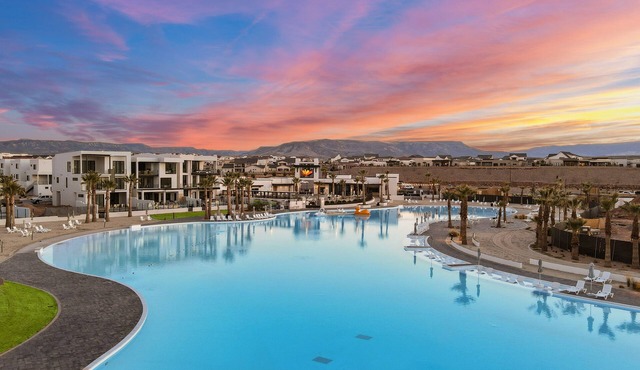The Sandcastle -Private Hot Tub, Desert Color Lagoon, Beaches!