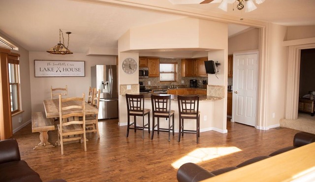 The "Sandhills Oasis" Lakehouse @Lake Mac- Sleeps 15, Minutes from the Lake!