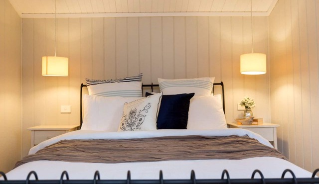 The Sandpiper - 250m from the bay beach. - Romantic Cottage Escape