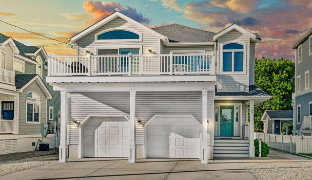 The Sandpiper Beach House: Beautiful & Spacious Smart Home, Close to Avalon's Beach & Town!