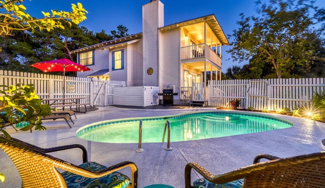 The Sandpiper Crystal Beach*Pool*FirePit*BeachSvc