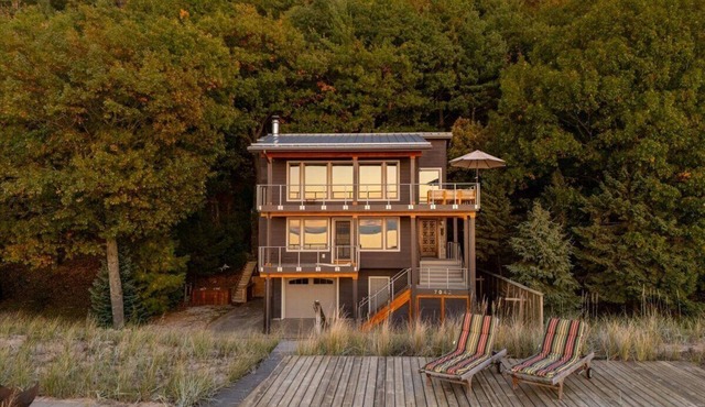 The Sandpiper - Modern Family Beachfront House