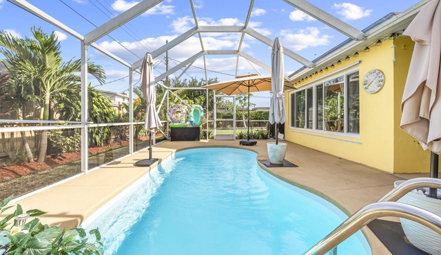 The Sandpiper Paradise: FREE Heated Pool - 10m to Beach - 20m to USSSA.