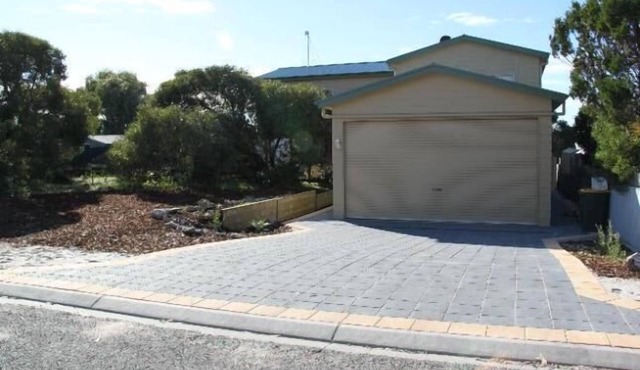 'The Sands' - spacious holiday home for large groups of family & friends.