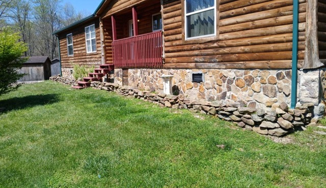 The Sandstone log home 3BR 2BA