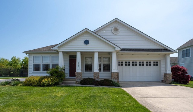 The Sandy Seahorse - Beautiful vacation home near the beach with pool access