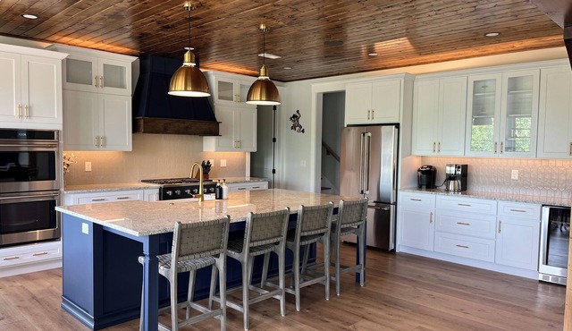 The Sapphire House- 2 year old open floor plan home! 5BR sleeps 20, w/boat slip