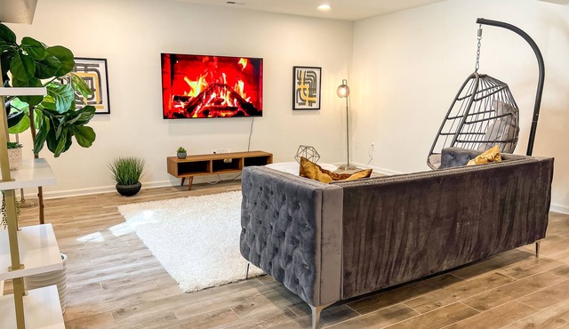 The Sapphire - Luxury Basement Suite Close to I-66 Queen Beds 2000 sqft