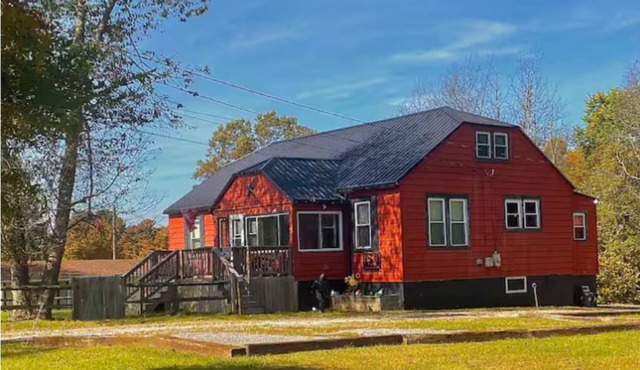 The Sasquatch Retreat: Cozy 4BR Near Adventures!