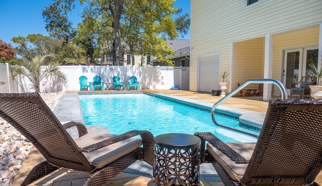 The Sassy Seahorse: Spacious Beach Home with Multiple Living Areas and Room for
