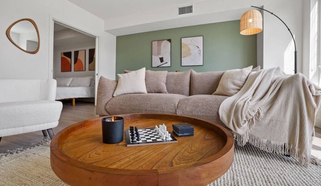 The Savanna - Luxury Condo w Rooftop Pool & Gym!