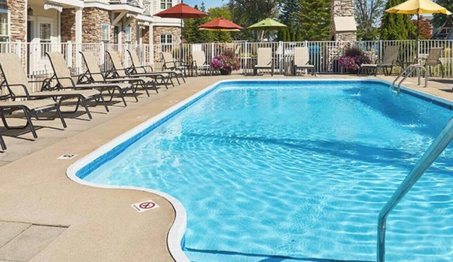The Savannah: 2BR + Loft Townhome Sleeps 8 | Pool, Hot Tub, Free Golf, Near Lake Michigain