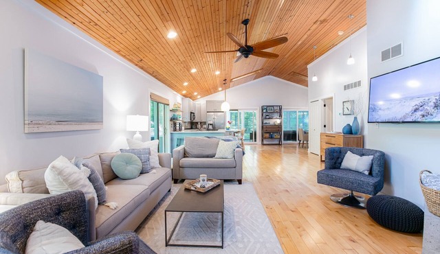 The Sawyer Cottage/3 season porch/hot tub/fire pit/jungle gym/large fenced yard
