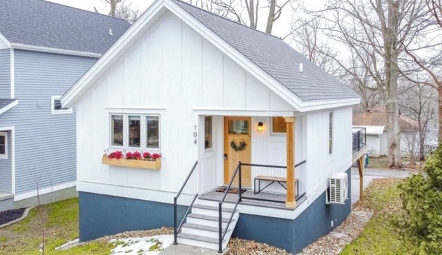 The Scandihaus Cottage 2BED/2.5 bathnWalk to the lake. Stay for the vibe