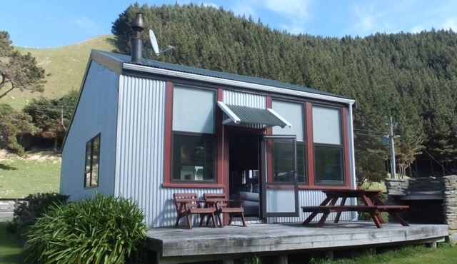 The School House Retreat – Historic Island with Scenic Views, Marlborough Sounds