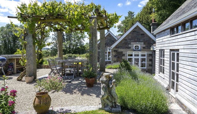 The School House, Coryton - a peaceful retreat (sleeps 6+toddler)