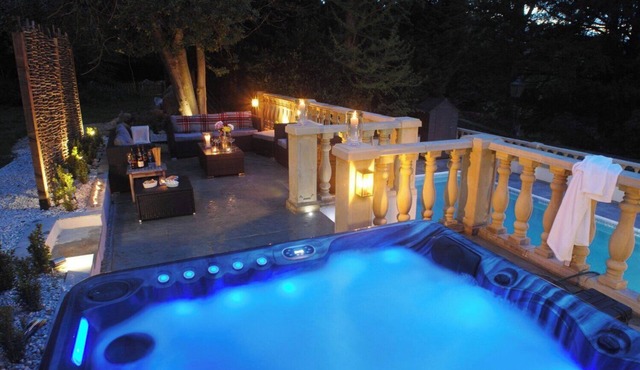 The School Rooms Estate: Beautiful Georgian apartments with Heated Pool, Hot Tub, Wifi near Bath