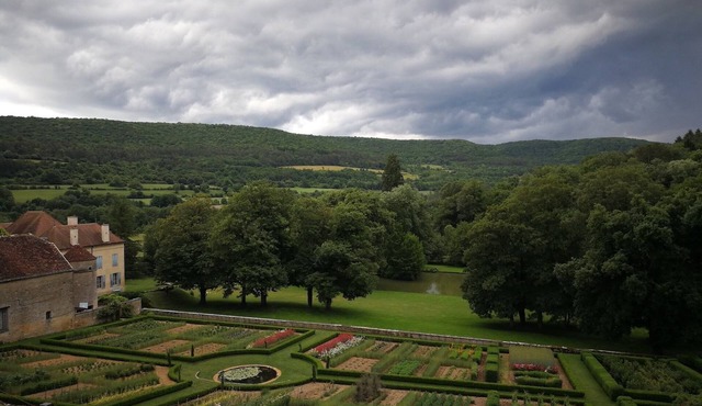 "the School" with a unique view of the Garden and the Chateau