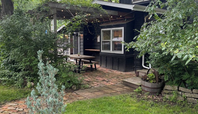 The Schoolhouse Cabin - Hot Tub and Game Room!