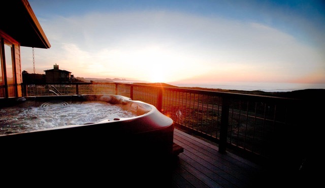 The Sea Sanctuary - Beachfront Stunning Newer Home - Hot Tub