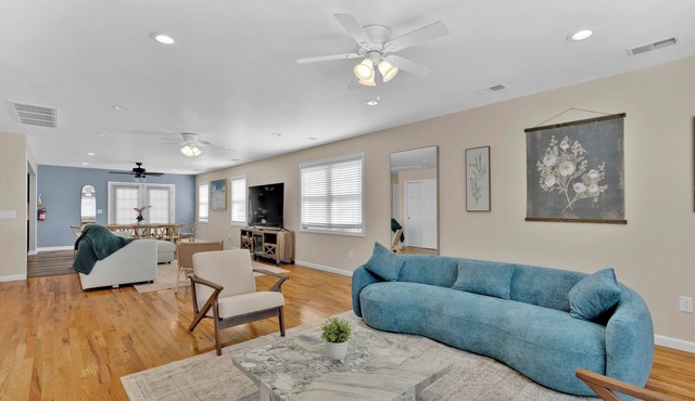 The Seabreeze Haven - Luxury 3BR Coastal Retreat Near Beach+Free Parking