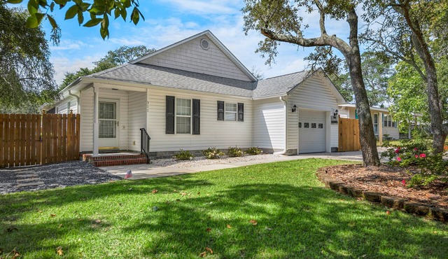 The Seashell: Charming Bungalow a Short Stroll From the Sand