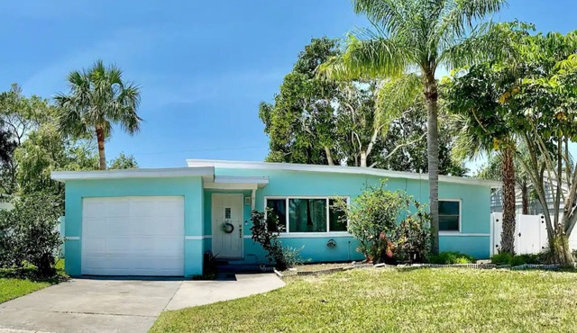 The Seaside Getaway a Retro Coastal Cottage.