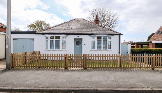 THE SEASIDE RETREAT, pet friendly, with a garden in Sutton-On-Sea