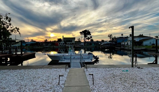 The Seaside Retreat - 2BR home with floating dock with Direct Gulf Access