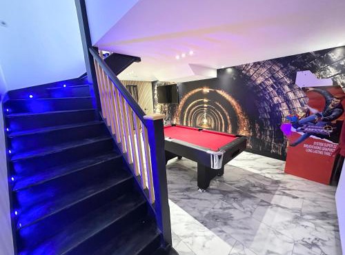 The Secret Agent Apartment - Brought to you by Coastline Retreats - Brand New - 2 mins walk to Beach - Childrens play den - Pool Table - Time Crisis Arcade Machine