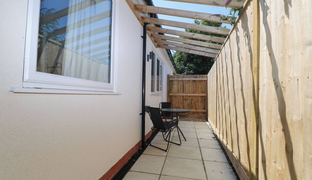 THE SECRET COTTAGE 5A, pet friendly, with a garden in Seaford