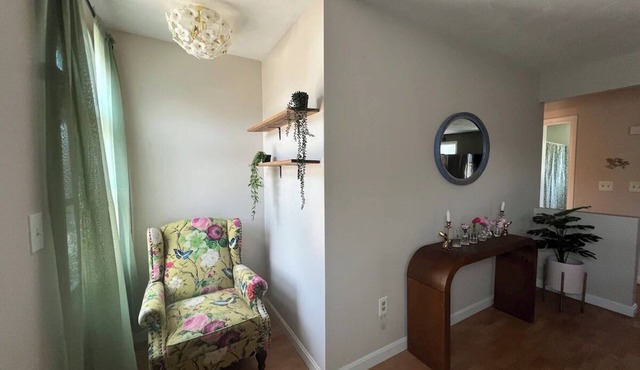 The Secret Garden - King Bed, Pets Welcome!