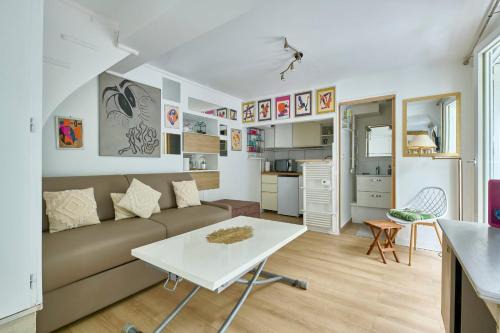 The Secret Garden of Montmartre M12 Abbesses