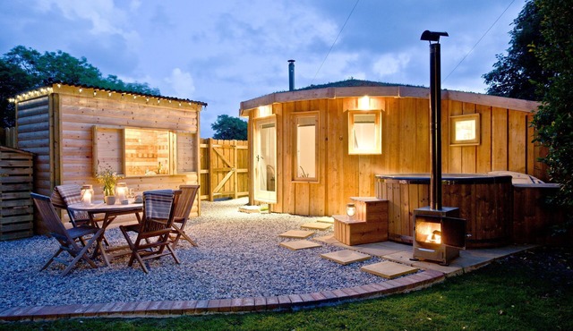 The Secret Roundhouse - En-suite glamping sleep 2 with hot tub close to beaches