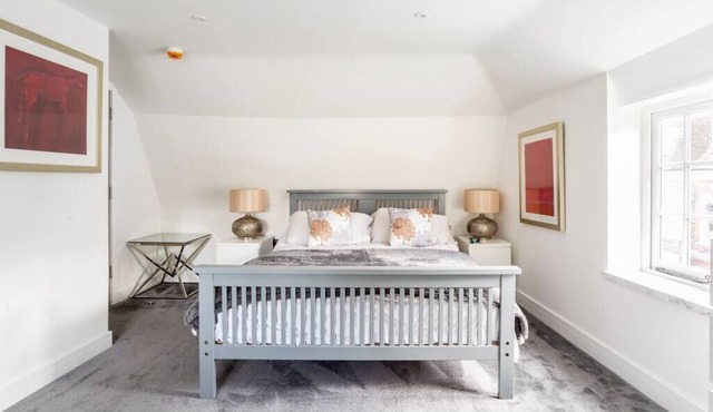 The Secret: Stylish and Spacious En Suite Bathroom