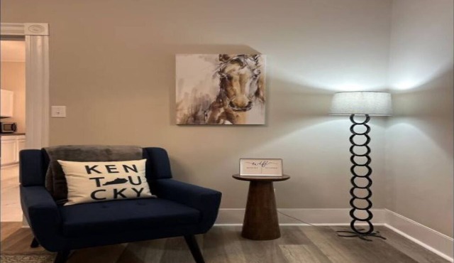 The Secretariat; A Cozy two bedroom Downtown loft apartment