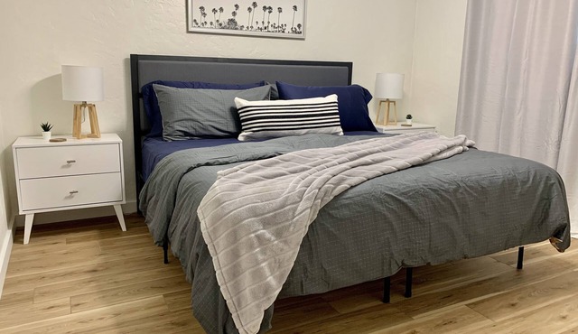 “The Sequel” - King bed - Renovated - near IMG