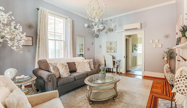 The Serendipity Suite: Desk, EV, Walk Downtown