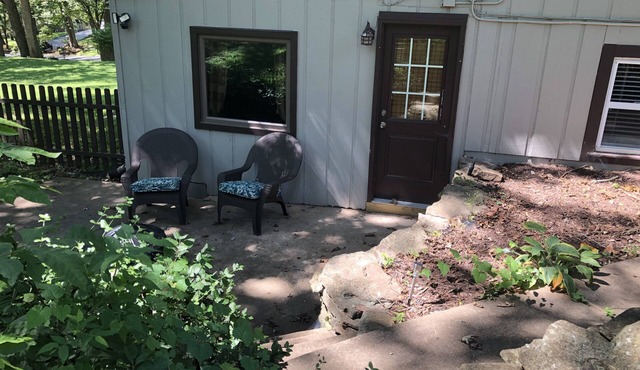 The Serene Guest House! Peaceful home Near Lake Springfield!