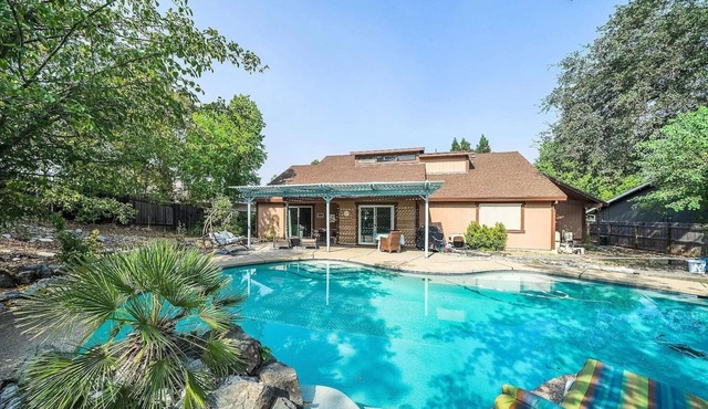 The Sereniti House : Tranquil Escape With Hot Tub