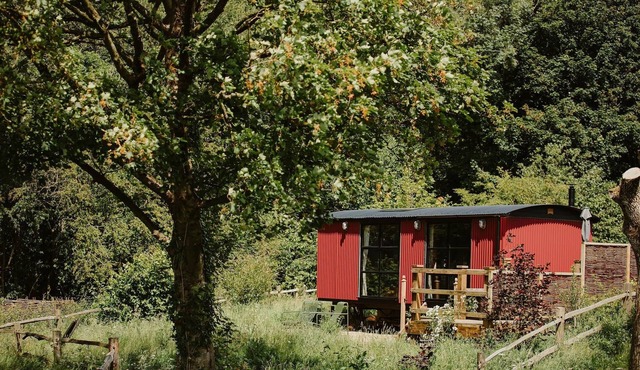 The Sett, a Stunning Shepherd’s Hut & Hot Tub