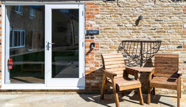 The Sett - cosy riverside bolthole