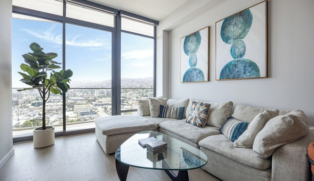 The Seven Mil' Penthouse Hollywood Hills 2BD 2BA Panoramic Views Of LA Pool, Gym