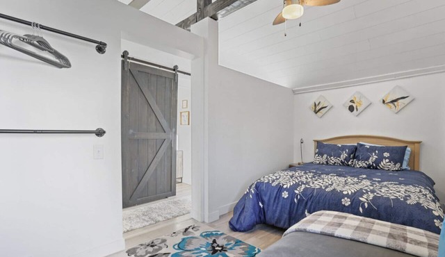 The Shack: 4 minute walk to Crane Lake Beach