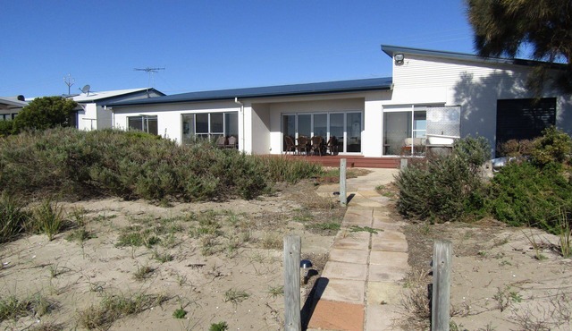 The Shack ~ Absolute Beach Front, Not your average Shack! Off Peak Special!