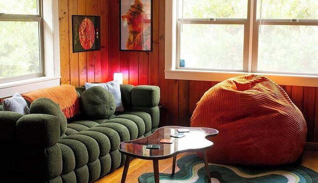 The Shack Psychedelic Getaway w/Guest House + Pool Table + Easy Beach Access