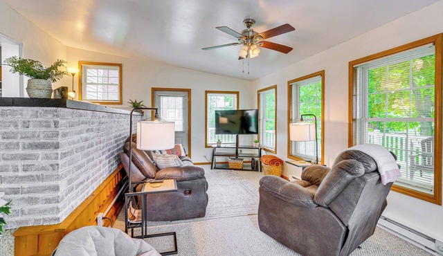 'The Shady Cottage' Millersburg Getaway w/Deck