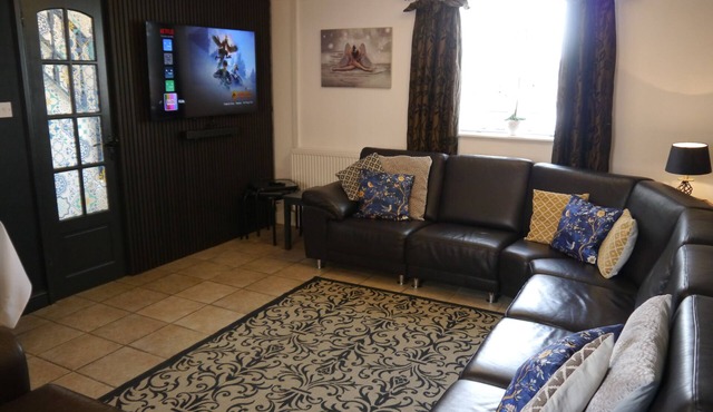 The Shakespeare Lodge - Sleeps up to 12 - Large HOT TUB