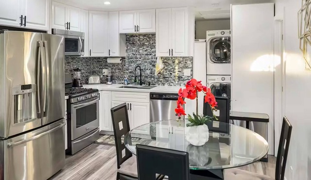 The Shalimar Casita, Fits 6 Guests, Smart Tvs, Remodeled Unit, Full Size Kitchen
