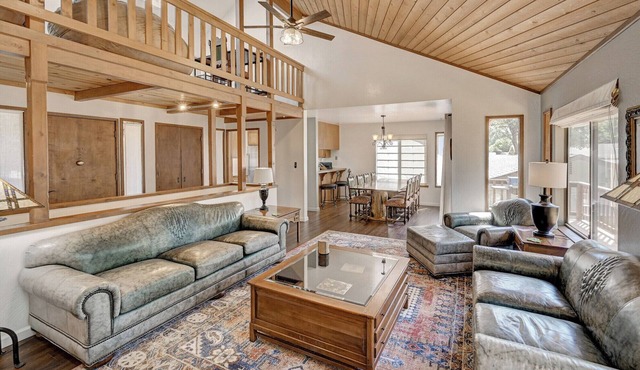 The Shamrock- Steps from Downtown Murphys!